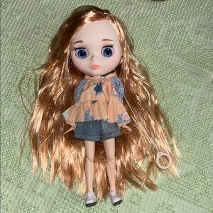 Blythe Doll – Long Strawberry Blonde Hair, Blue Eyes
Plus accessories